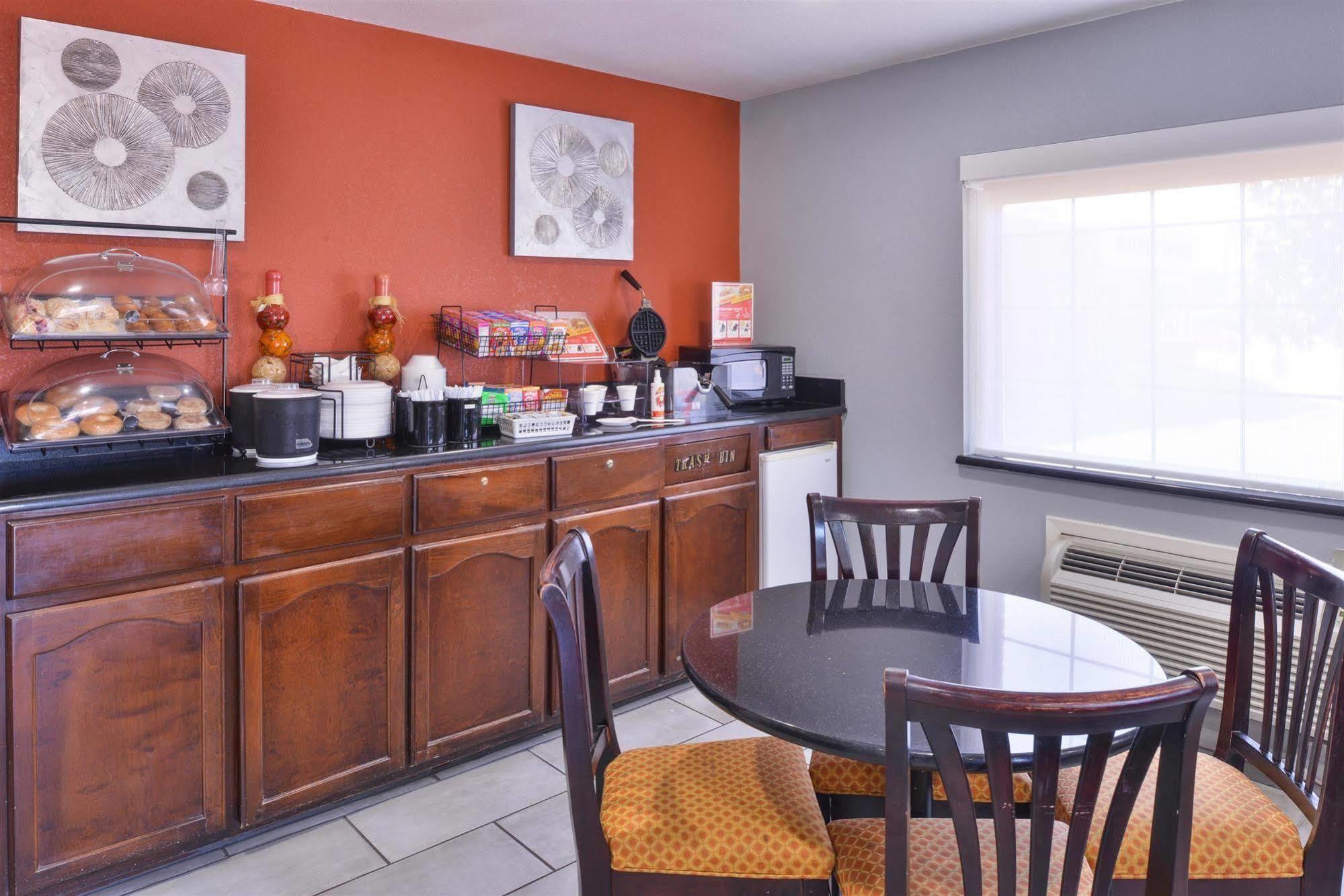Americas Best Value Inn - Бейтсвилл Экстерьер фото